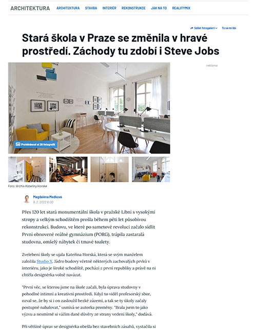 Stará škola v Praze se změnila v hravé prostředí. Záchody tu zdobí i Steve Jobs